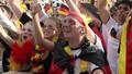 Berlin, 13.07.14: Finale, oho, Finale, ohoho. Ob Gröhlen oder im Deutschlandtrikot schlafen - was tun die Fans in Deutschland, damit ihr Land am Sonntag Weltmeister wird?