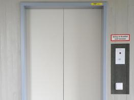 Vorsicht beim Öffnen oder Schließen der Aufzugtüren - denn da ereignen sich die meisten Unfälle. Foto: Marc Müller (Bild: dpa)